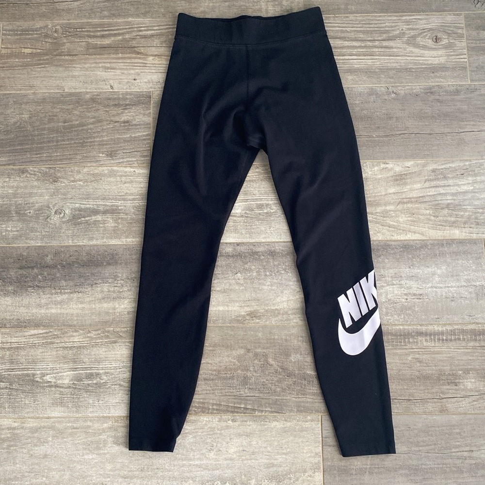 Nike women's tight fit leggings.  Size medium - great condition!